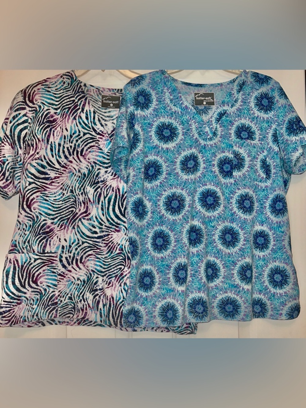 Butter-Soft Women’s Scrub Tops (2) L Blue Stretch Patterned Short Sleeve
